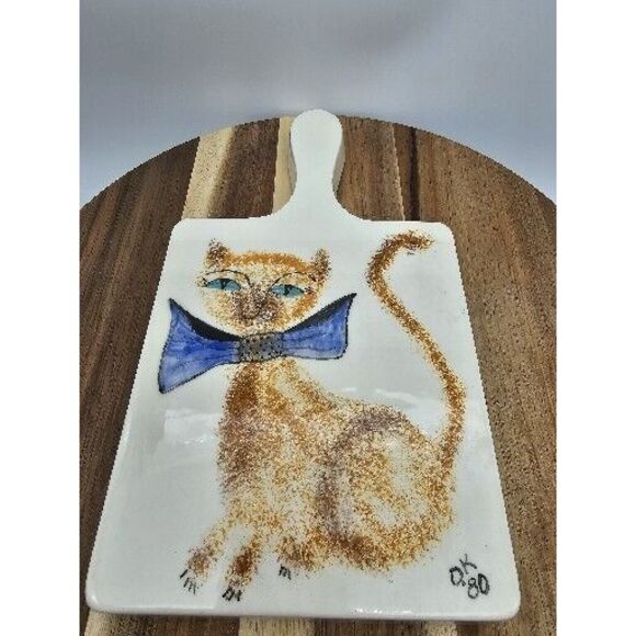 Vintage Handpainted Signed Cat In Bow Tie Ceramic Bread Board Trivet - Picture 4 of 6
